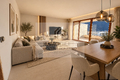 Warmes skandinavisches Wohnzimmer mit Bergblick(2)