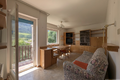 helles Wohnzimmer mit Zugang zum Balkon