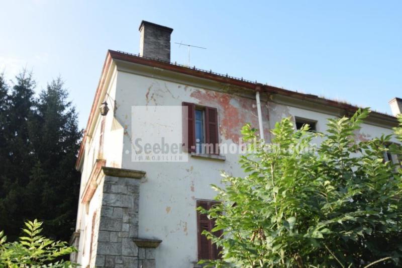 Baufälliges altes Haus im Grünen mit einem Projekt zur ...